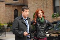 Unforgettable – Der Mord an Mary Hanson, einer jungen Pflichtverteidigerin, beschäftigt Carrie (Poppy Montgomery, r.) und Al (Dylan Walsh, l.) ...