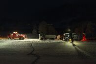 Ice Road Rescue - Extremrettung in Norwegen – A truck was transporting a trailer with sand, the trailer slid out and an axle on it broke so it is no longer able to Ein Lkw transportierte einen Anhänger mit Sand, der Anhänger rutschte weg und eine Achse brach, so dass er nicht mehr fahrbereit ist.drive. (National Geographic for Disney)