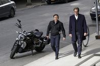 Bull – Als Troy Dickerson wie in Trance seinen Vater erschlägt, ist für Bull (Michael Weatherly, r.) im Gegensatz zu Benny (Freddy Rodriguez, l.) ziemlich schnell klar, dass jemand Troy hypnotisiert und auf einen Trigger konditioniert haben muss, der ihn zum Morden brachte ...