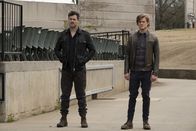 MacGyver – Ethan Reigns (Brendan Hines, l.) und MacGyver (Lucas Till, r.)