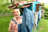 Löwenzahn Classics – Peter Lustig (Peter Lustig) hat in Bärstadt einen wunderbaren Standort für seinen Bauwagen gefunden.