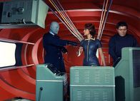 Fantomas – Ein berüchtigter Verbrecher hält ganz Frankreich in Atem: Fantomas (Jean Marais, l.). Er und seine Komplizen Lady Beltham (Marie-Hélène Arnaud, M.) und sein Leibwächter (Henri Attal, r.) arbeiten im Untergrund, doch eine neue Bedrohung bringt Fantomas dazu, zu handeln.