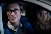 The Outlaws – Der etwas trottelige Anwalt Greg (Stephen Merchant) hat einfach kein Glück. Das romantische Treffen mit der Prostituierten Rosie (Chloe Partridge) endet für ihn mit Sozialstunden.