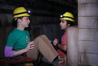 The Big Bang Theory – Raj (Kunal Nayyar, r.) und Sheldon (Jim Parsons, l.) planen, an einem Forschungsprojekt zu Dunkler Materie teilzunehmen, das in einer Mine stattfindet. Allerdings müssen sie vorher testen, ob sie mit der Ausnahmesituation unter Tage zurechtkommen würden ...