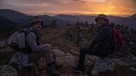 freizeit – Bei Sonnenaufgang beginnt die Reise vom Schmidt Max zu den Latschen: Auf der 2003 Meter Hohen Reisch erzählt Hotelier Gregor Wenter (links) von sagenumwobenen Kraftplätzen und den Treffen der Kräuterhexen.