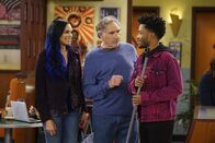 Superior Donuts – (v.l.n.r.) Tavi (Shamikah Martinez); Arthur (Judd Hirsch); Franco (Jermaine Fowler)