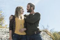 No tomorrow – Evie Covington (Tori Anderson, l.); Xavier Holliday (Joshua Sasse, r.)
