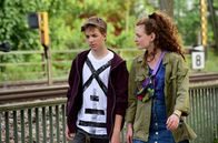 Geliefert – Benny (Nick Julius Schuck) setzt andere Prioritäten: Er möchte lieber Zeit mit Sandy (Nadja Sabersky) verbringen, als sich um seinen Schulabschluss zu kümmern, der durch schlechte Noten und seine Fehlzeiten gefährdet ist.