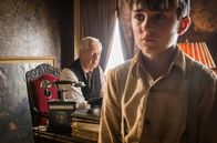 Der Krieg und ich – Adam Halajczyk spielt in der Drama-Serie “Der Krieg und ich” den zehnjährigen polnischen Jungen Romek.