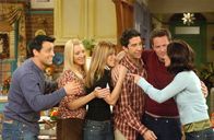 Friends – Monica (Courteney Cox, r.) und Chandler (Matthew Perry, 2.v.r.) haben für Joey (Matt LeBlanc, l.), Ross (David Schwimmer, 3.v.r.), Rachel (Jennifer Aniston, 3.v.l.) und Phoebe (Lisa Kudrow, 2.v.l.) eine freudige Neuigkeit ...