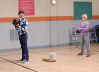 The Big Bang Theory – Trainieren gemeinsam für das besondere Ereignis: Howard (Simon Helberg, l.) und Bernadette (Melissa Rauch, r.) ...