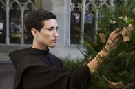 WaPo Bodensee – Im Klostergarten wird Nele auf den jungen Mönch Max (Valentia Repetto) aufmerksam. Er ist als Mönch auf Zeit im Kloster Oberzell.
