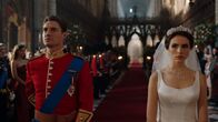 The Royals – Die royale Hochzeit von Robert (Max Brown, l.) und Willow (Genevieve Gaunt, r.) steht bevor. Doch wird die Trauung wirklich vollzogen?