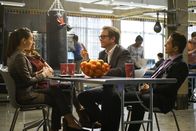 Bull – Was genau hat Isabellas (Yara Martinez, 2.v.l.) Assistentin Allison (Andrea Morales, l.) mit den Anschuldigungen zu tun? Bull (Michael Weatherly, 2.v.r.) und Benny (Freddy Roodriguez, r.) haben eine ganz bestimmte Vermutung ...
