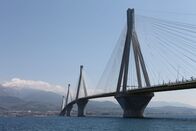 Griechenland - Von Insel zu Insel – Die gigantische Schrägseilbrücke von Rio verbindet den Peloponnes mit dem Festland.