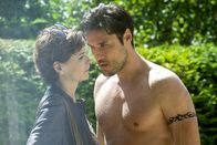 Der Alte – Mirko Jankovic (Alexander Milo, r.) ist in Kerstin Kollarz‘ (Sylvana Krappatsch, l.) Garten aufgetaucht und bedrängt sie.