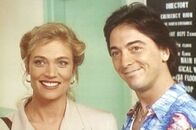 Diagnose: Mord – Jack (Scott Baio, r.) lernt die reiche Witwe Samantha (Glynis Barber, l.) kennen.