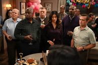 Brooklyn Nine-Nine – (v.l.n.r.) Hitchcock (Dirk Blocker); Ray Holt (André Braugher); Scully (Joel McKinnon Miller); Rosa Diaz (Stephanie Beatriz); Terry Jeffords (Terry Crews); Charles Boyce (Joe Lo Truglio)