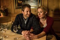 Der Bergdoktor – Susanne (Natalie O'Hara, r.) steht Hans (Heiko Ruprecht, l.) zur Seite. Er kann die Wahrheit, mit der Lisbeth (Monika Baumgartner) endlich rausgerückt ist, nur schwer verdauen.