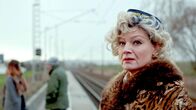 Lotti oder der etwas andere Heimatfilm – Lotti (Marion Mitterhammer) kommt am Bahnhof Bleicherode an.
