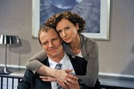 Rote Rosen – ARD ROTE ROSEN FOLGE 1082 Uhr im ERSTEN. Henriette (Susanne Steidle, r.) registriert zufrieden, die erfolgreiche Annäherung zwischen Philipp (Thorsten Nindel, l.) und ihr.