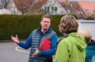 Stadt - Land - Quiz – Moderator Jens Hübschen hat Quiz-Fragen im Gepäck. Er will testen, was die Mitmenschen so über ihre Stadt und ihr Land wissen.