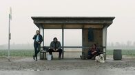 Warten auf'n Bus – Kathrin (Jördis Triebel), Johannes (Ronald Zehrfeld) und Ralf (Felix Kramer) rauchen in der Haltestelle.