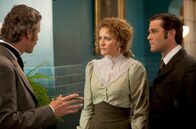 Murdoch Mysteries – Von links nach rechts: Helene Joy (Dr. Julia Ogden), Yannick Bisson (Detective Murdoch)