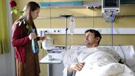 Notruf Hafenkante – Nadja (Lea Draeger, l.) kümmert sich liebevoll um ihren Freund, den Bestsellerautor Enno Krohn (Ingo Naujoks, r.), der wegen des Einbruchs in sein Arbeitszimmer einen Schwächeanfall erlitten hat.
