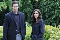 Navy CIS: L.A. – Ein geheimes Waffenlager soll ausgeraubt werden, doch die Diebe werden überrascht. Kensi (Daniela Ruah, r.) soll sich in die Organisation des bekannten Räubers Stanley King (Victor Webster, l.) einschleichen und dort undercover ermitteln ...