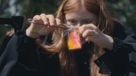 Eine lausige Hexe – Mildreds (Lydia Page) Aussehen hat sich durch einen missglückten Zauber verändert. Nur wenn sie das Rätsel der drei Unmöglichkeiten bis zum Sonnenuntergang löst, wird sie ihr altes Aussehen zurückerlangen. Mit diesem Zaubertrank will sie die erste der drei Aufgaben erfolgreich lösen.