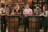 The Big Bang Theory – Raj (Kunal Nayyar, l.), Leonard (Johnny Galecki, 3.v.r.), Howard (Simon Helberg, 2.v.r.) und Amy (Mayim Bialik, r.) gehen mit Penny (Kaley Cuoco, 2.v.l.) zu einer Weinverkostung. Als dort plötzlich Pennys Exfreund auftaucht, droht die Weinprobe jedoch aus dem Ruder zu laufen ...