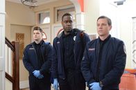 Sirens – Nicht nur im Einsatz stehen Brian (Kevin Bigley, l.), Hank (Kevin Daniels, M.) und Johnny (Michael Mosley, r.) unter Beschuss, auch privat ist bei den dreien einiges los ...
