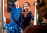Meine Mutter ... – Heidi (Margarita Broich) staunt: Tochter Toni (Diana Amft, Mitte) bringt ihren Exmann Kurt (Uwe Ochsenknecht) nach Hause.
