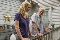 The Mule – Ein Schicksalsschlag führt die Familie wieder zusammen: Iris (Alison Eastwood) spricht wieder mit ihrem Vater Earl Stone (Clint Eastwood).