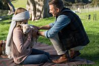 Mit Liebe umgarnt – l-r: Sophie (Anna Hutchison), Samuel King (Simon Arblaster)