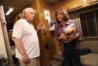 The Middle – Frankie (Patricia Heaton, r.) ist stolz, als Mr. Elhert (Brian Doyle-Murray, l.) sie zu einem Workshop mitnimmt, doch dann stellt sich heraus, dass ihr Chef etwas anderes als Arbeit im Sinne hatte ...