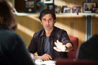 Meg – James "Mac" Mackreides (Cliff Curtis) will seinen alten Freund Jonas Taylor für die Rettungsmission engagieren.