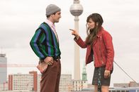 Seitenwechsel – Leonard (Frederick Lau, l.) ist einer von Teresas (Mina Tander, r.) schwierigsten Patienten, da kann es nur schiefgehen, als Alex die Rolle seiner Frau übernehmen muss und ihm einen riskanten Tipp gibt - oder?