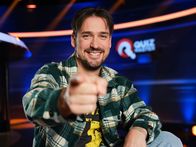 Quizmaster – Andreas Moravec während Servus TVs Quiz Master 90er Jahre Spezial Pre-Shooting in Wien, Österreich am 25. November 2024