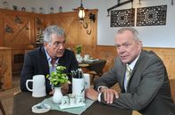 Sturm der Liebe – Im Gespräch mit André (Joachim Lätsch, l.) kommt Werner (Dirk Galuba, r.) auf eine Idee, wie er Friedrich schaden könnte.