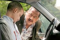 Die Rosenheim-Cops – Kommissar Korbinian Hofer (Joseph Hannesschläger, re.) untersucht den Mord an einem Autofahrer (Simon Gobmeier).