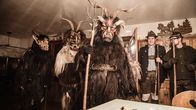 Heimatleuchten – Hofbesuch vom heiligen Nikolaus und seinen "Kramperl" in Öblarn in der Steiermark.