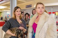 Danni Lowinski – Dorothea Falkenmayer (Julia Jäger, l.) wurde anonym von einem Chatroom-Besucher angezeigt, ein zu inniges Verhältnis mit ihrem Hund zu haben. Danni (Annette Frier, r.) soll ihr nun helfen - doch wird Danni den Fall annehmen?; Dorothea Falkenmayer (Julia Jäger, l.) wurde anonym von einem Chatroom-Besucher angezeigt, ein zu inniges Verhältnis mit ihrem Hund zu haben. Danni (Annette Frier, r.) soll ihr nun helfen - doch wird Danni den Fall annehmen?