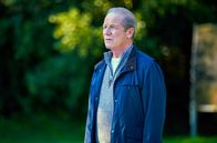 Mum – Michael (Peter Mullan) wartet auf die anderen Spaziergänger.