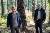 Der Staatsanwalt – Psychologe Jonas Rasche (Harald Schrott, l.) und Lenny Krenn (Anton Nürnberg, r.), einer der Teilnehmer seines Survival-Wochenendes, machen eine schreckliche Entdeckung.