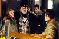Edel & Starck – Als Biene (Isabel Tuengerthal, l.) Arm in Arm mit Hakan (Aykut Kayacik, M.) in Ottos (Hasan Ali Mete, r.) Stammkneipe kommt, ringt er um Fassung. Es kann nicht sein, dass seine Biene mit einem Türken ausgeht ...
