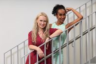 Love Hunters – Birgit Fehst (l.) und Hadnet Tesfai (r.) coachen junge Paare mit Beziehungsproblemen in der Sendung "Love Hunters."