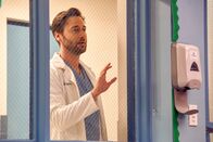 New Amsterdam – Dr. Max Goodwin (Ryan Eggold) Die Verwendung des sendungsbezogenen Materials ist nur mit dem Hinweis und Verlinkung auf TVNOW gestattet.