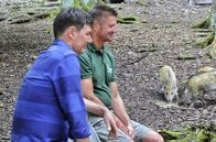 Herrliches Hessen – Dieter Voss (links) mit dem langjährigen Wildparkleiter Hermann Bleuel im Wildpark Gersfeld.